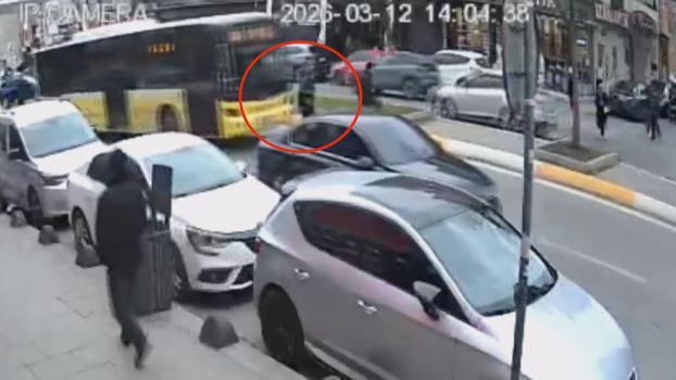 İstanbul - Sultanbeyli'de İETT otobüsünün çarptığı yaya ağır yaralandı; kaza anı kamerada