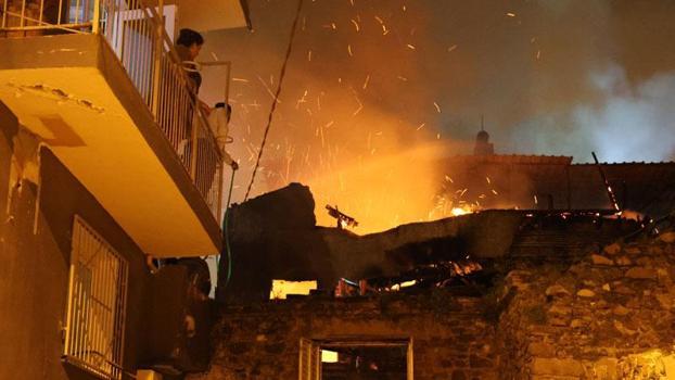 İzmir’de 2 katlı evde çıkan yangın, bitişikteki evlere sıçramadan söndürüldü