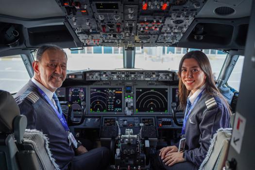 42 yıllık pilot son uçuşunda kokpiti, ilk seferine çıkan kızıyla paylaştı