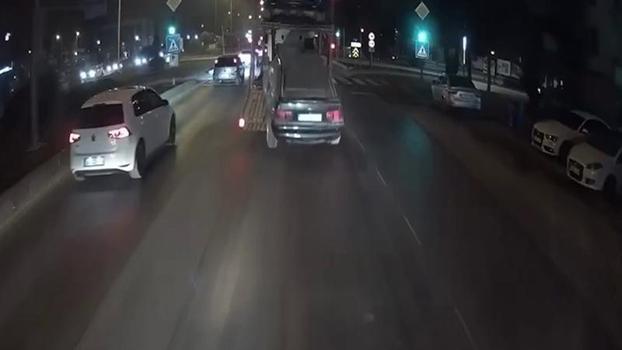 Oto kurtarıcıda yüklü otomobil, yola düştü; o anlar kamerada