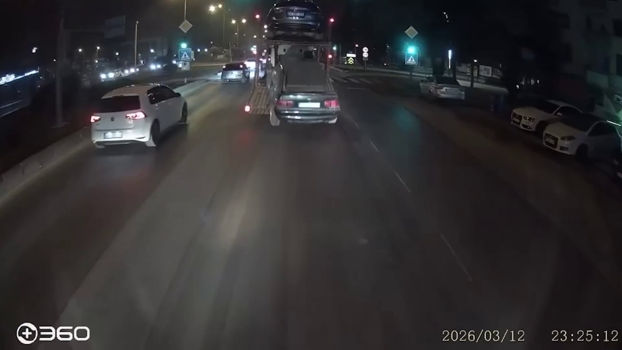 Oto kurtarıcıda yüklü otomobil, yola düştü; o anlar kamerada