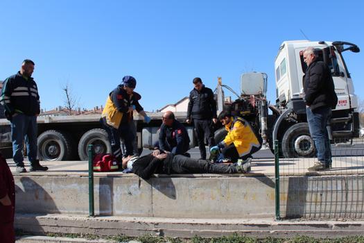 Vinç, üst geçide çarptı: sürücü yaralandı