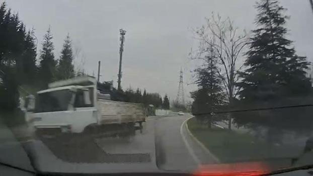 Rampada kayan kamyon refüje çıkıp devrildi