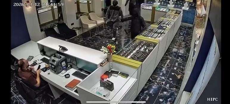 Kuyumcu, soygunu çay kazanını fırlatarak önlemeye çalıştı