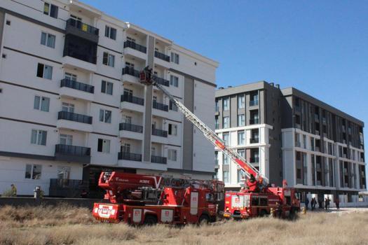 Aksaray'da apartmanda yangın; 10 kişi dumandan etkilendi
