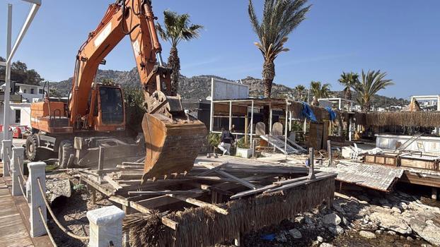 Türkbükü'nde kaçak iskele ve yapılar yıkıldı / Ek fotoğraflar