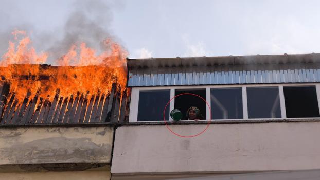 Teras katta yangın çıktı; bitişik binadaki kadın, kova ile pencereye çıkıp yardım istedi