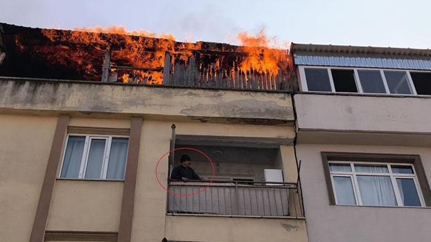 Teras katta yangın çıktı; bitişik binadaki kadın, kova ile pencereye çıkıp yardım istedi