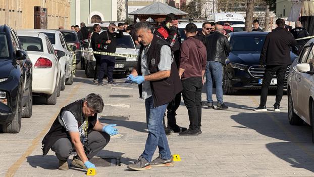 Otomobiline binerken silahlı saldırıya uğradı; olay kamerada