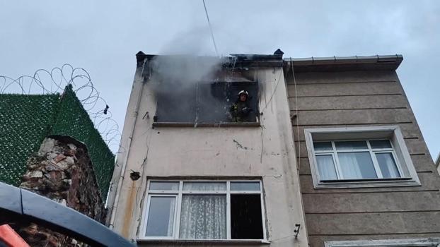 Fatih'te 2 katlı binada çıkan yangına ekipler müdahale ediyor; yaralılar var