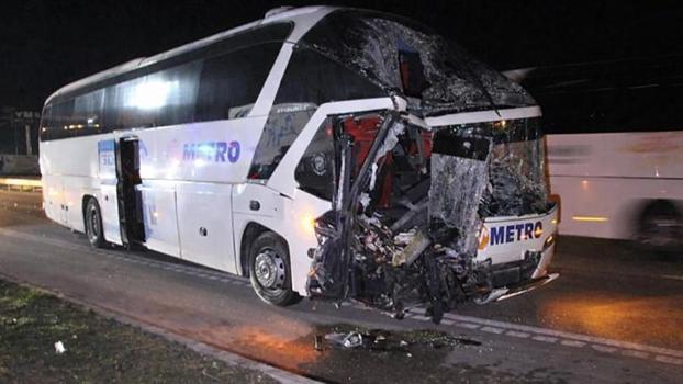 Amasya'da yolcu otobüsü, TIR'a çarptı; 11 yaralı