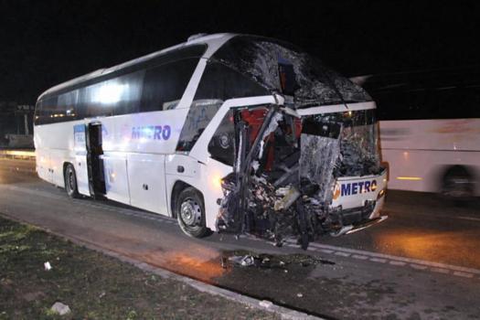 Amasya'da yolcu otobüsü, TIR'a çarptı; 11 yaralı