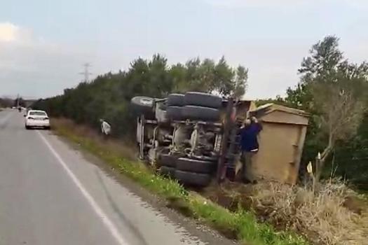 Devrilen kamyonun sürücüsü yaralandı