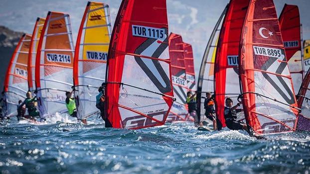 Foça'da sörf rüzgarı milli forma için esti