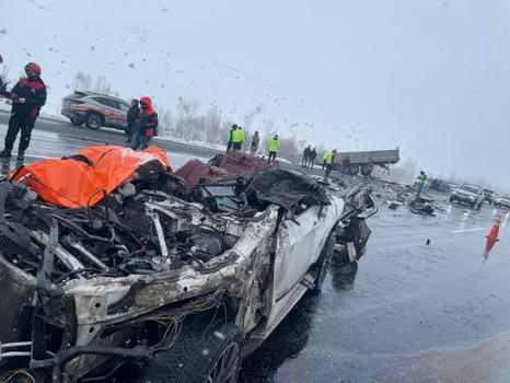 Bitlis’te otomobil TIR’a çarptı: Karı-koca öldü, 5 kişi de  yaralı