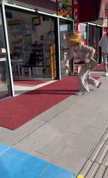 Fark ücretine itiraz eden kadın eczaneye saldırdı; o anlar kamerada