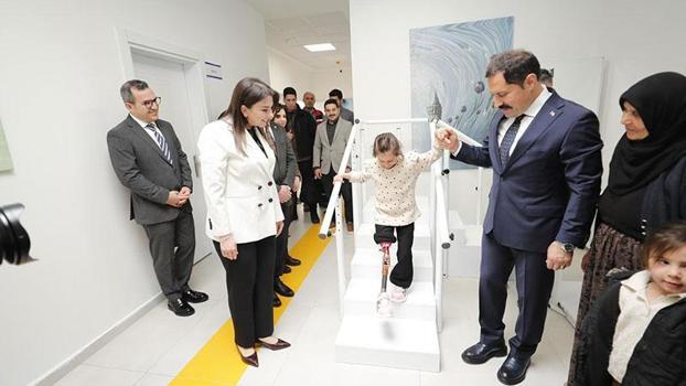 Depremzede Zeynep, özel hazırlanan protez bacakla yeniden yürümeye başladı