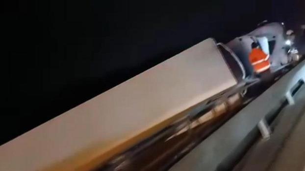 Büyükçekmece TEM Otoyolu'nda TIR devrildi; trafikte yoğunluk oluştu