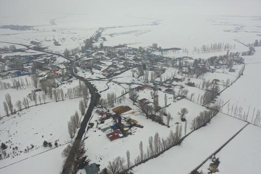 Kars’ta kar kalınlığı yarım metreyi geçti, köyler havadan görüntülendi