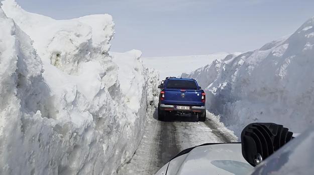 Öğrencilere yardım için kar tünellerini aştılar