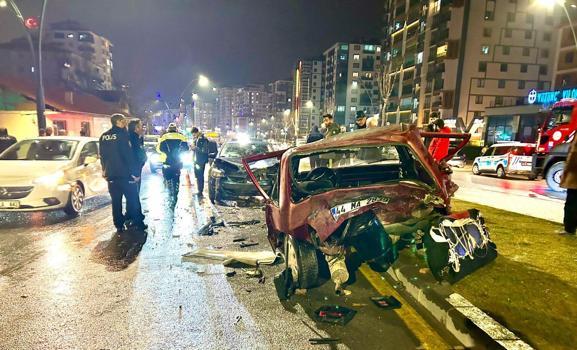 Malatya'da iki otomobil çarpıştı: 1'i çocuk, 3 yaralı