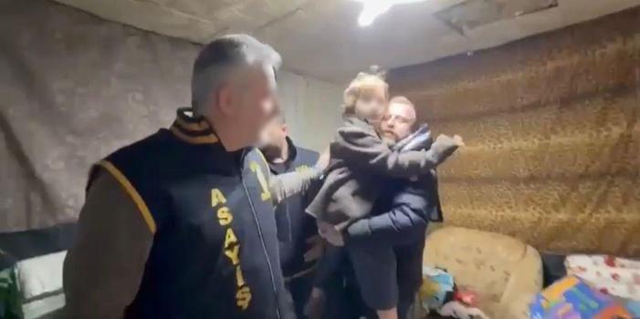 7 yıl harabe evde alıkonulan çocuk, DNA testi sonrası kendisini ‘terk ettiği’ söylenen annesine teslim edilecek