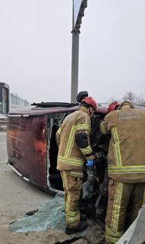 Direğe çarpıp devrilen hafif ticari araçtaki 2 kişi yaralandı