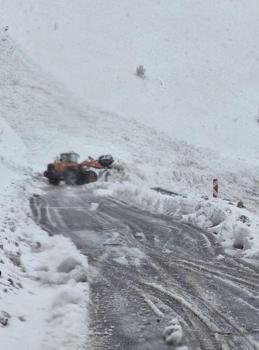 Çığ düşen kara yolunda yolcu otobüsünde mahsur kaldılar