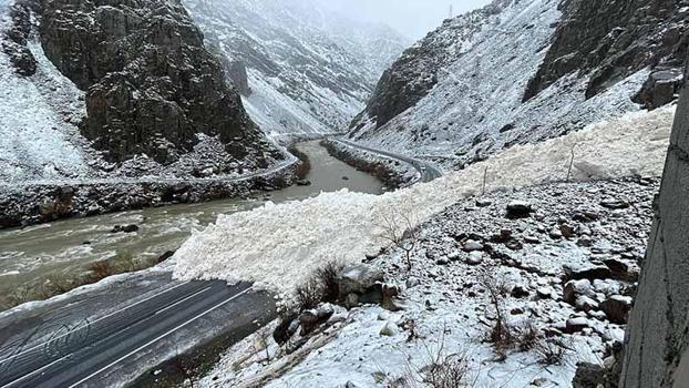Hakkari-Çukurca kara yoluna çığ düşme anı kamerada