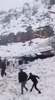 TIR'ın üzerine çığ düştü; şoför ağır yaralandı