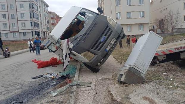 Çorum'da tarım işçilerini taşıya minibüs ile otomobil çarpıştı: 5 yaralı