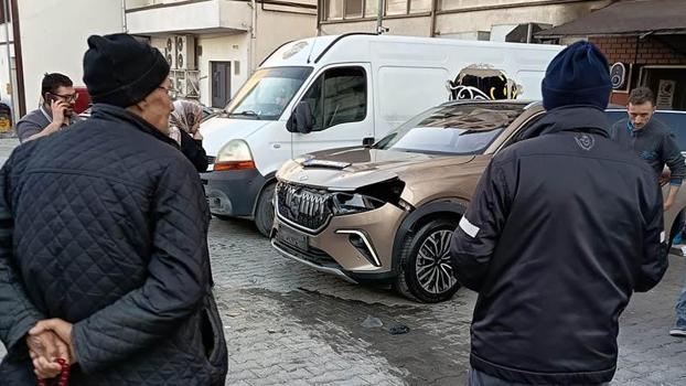 Otoparktan çıkarken fren yerine gaz pedalına bastı, 5 araca çarptı