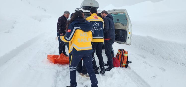 Yolu kapanan köylerdeki hastalar için ekipler seferber oldu
