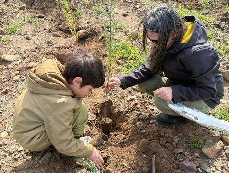 Muğla'da gönüllülerden doğaya 2 bin fidan