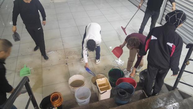 Yeraltı Çarşısı’nı su bastı, esnaf suyu kovalarla tahliye etti