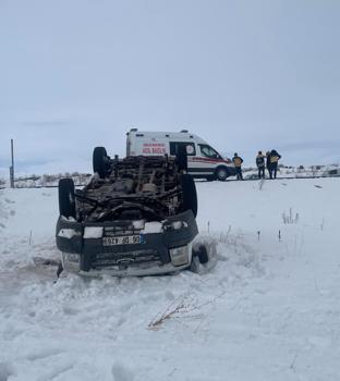 Kars'ta minibüs şarampole devrildi: 5 yaralı
