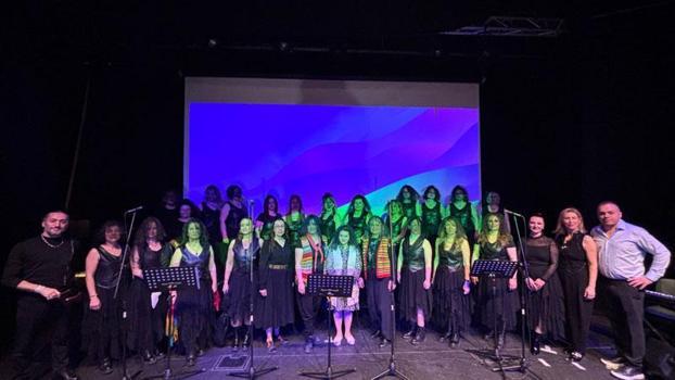 Türkülerin hikayesini tiyatro sahnesinde canlandırıyorlar