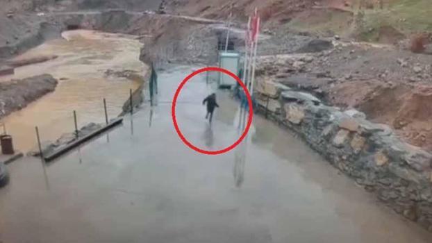 Şırnak’ta selden kaçış kamerada