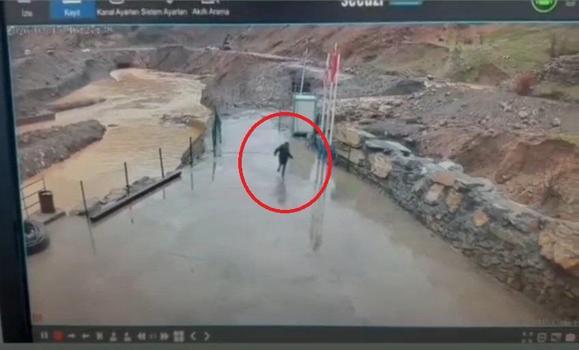 Şırnak’ta selden kaçış kamerada