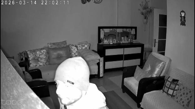 Fatih'te evine giren hırsızı güvenlik kamerasından seslenerek kaçırdı: Çık oradan