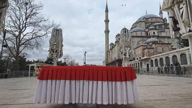 Prof.Dr. İlber Ortaylı'nın son yolculuğuna uğurlanacağı Fatih Camii'nde hazırlıklar sürüyor