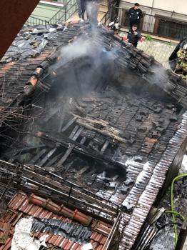 İstanbul - Kağıthane'de gecekonduda çıkan yangın kamerada:1 ölü - 1