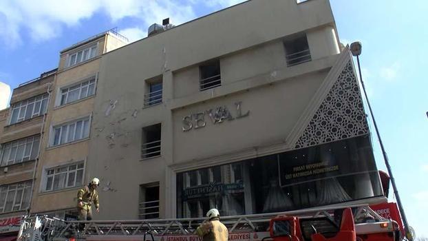Fatih'te gelinlik mağazasında yangın; mahsur kalan 2 kişi kurtarıldı
