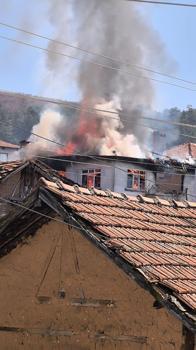 Evde çıkan yangını köydeki yangın vanalarıyla söndürdüler