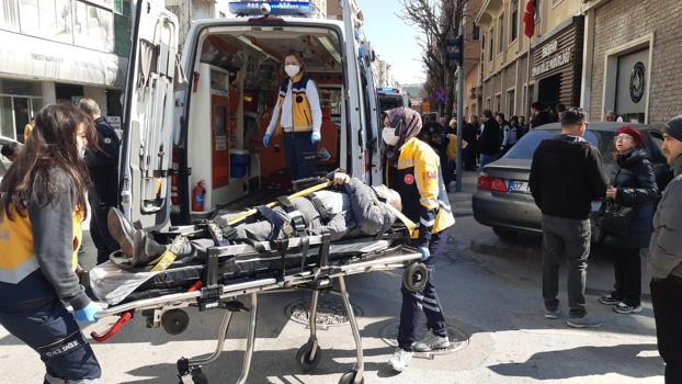 Kırmızı ışıkta duran araca çarpan otomobil, yayaların arasına daldı; 5 yaralı