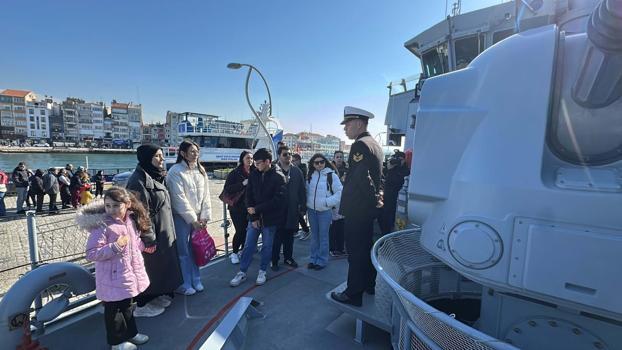 Çanakkale’de Deniz Kuvvetleri Komutanlığı'na bağlı gemiler ziyarete açıldı