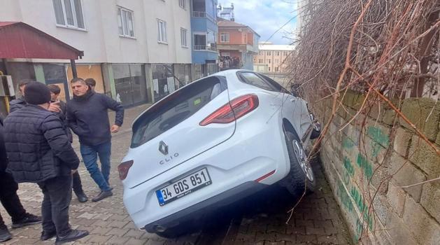 Bingöl’de otomobil duvara çarptı: 2 yaralı