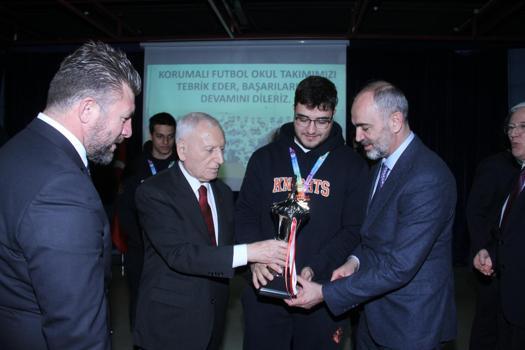 ‘Üniversitelerarası Korumalı Futbol’da şampiyonlara kupaları verildi