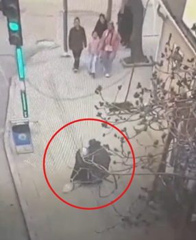 Dilencilik bahanesiyle çantanın kulpunu kesip cüzdan yağmalayan şüpheli tutuklandı