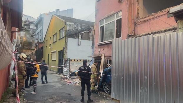 İstanbul- Beyoğlu'nda 2 katlı evde yangın çıktı; 2 yaşındaki bebek hayatını kaybetti -1